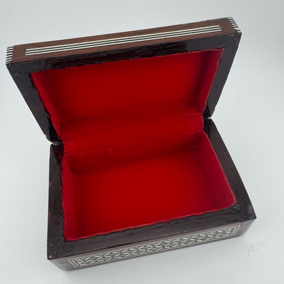 Intricate Black and‎ White Decorative Trinket Box - Picture 4 of 11